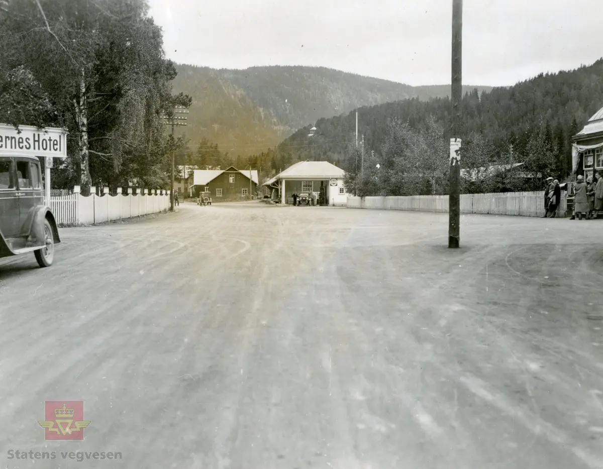 Bilde 1) Bildet viser Fagernes jernbanestasjon og stasjonsbygning i 1930. Til høyre på bildet skilt til a/s Jotunheimen & Valdresruten Bilselskap. 
Klikk på pilen til høyre som viser framdriften i arbeid og ferdig veg med emulsjonsdekke i Fagernes i 1930.
Bilde 2) NVM00F36768 
Bilde 3) NVM00F36769
Bilde 4) NVM00F36770 
Bilde 5) NVM00F36766

Se Relasjon/Relaterte objekter lenger ned på siden som viser bilde av Brødrene Brustads emulsjonsspredevogn i 1936. 
og Album "Till Veidirektør Andreas Baalsrud,  Fr. A.S.W. Odelberg, Gustavsberg, Sverige. Oslo 4 feb 1933. Försök: Tiärinbränkt grusbana. 1932".