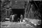 Personal från Stockholms stadsbyggnadskontor utanför tunnel vid tunnelbanebygget i Stockholm 1946.