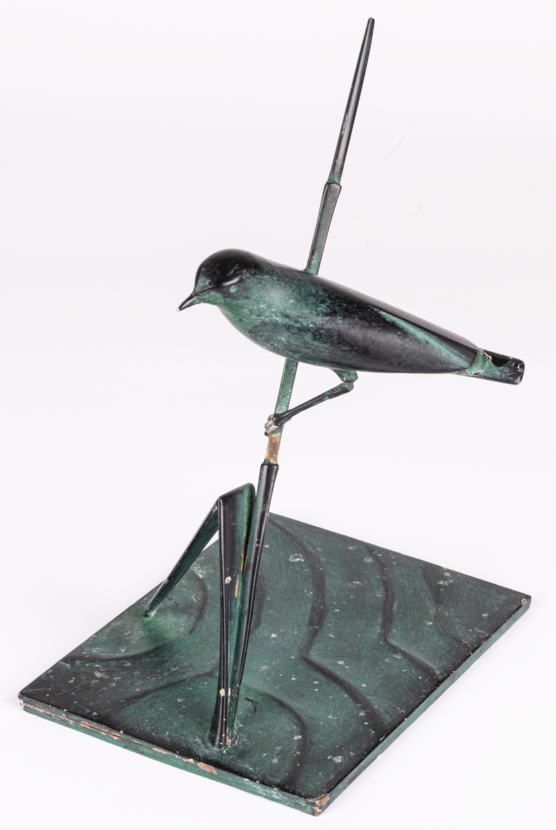 Produktionsexemplar. Skulpturen gjuten i brons, patinerad.