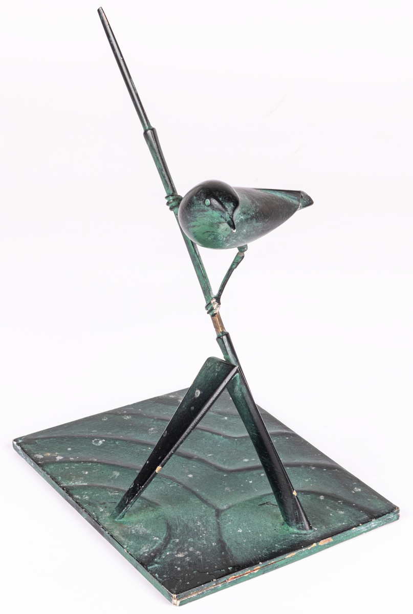 Produktionsexemplar. Skulpturen gjuten i brons, patinerad.