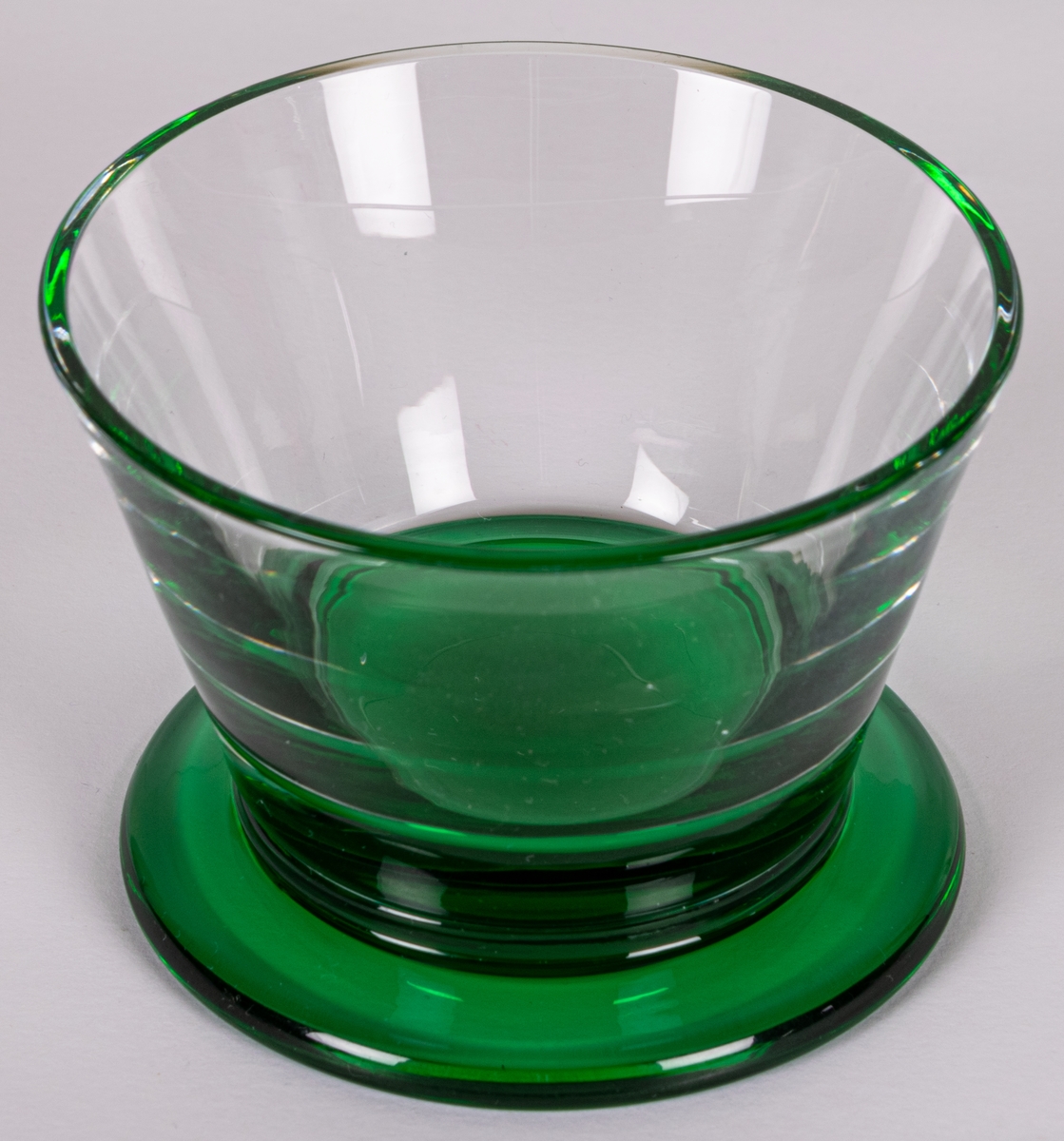 Sockerskålar, 2 st. Raka, utåtlutande sidor i ofärgat glas på låg, utkragad fot i grönt glas. Design Gunnar Cyrén för Orrefors Glasbruk.