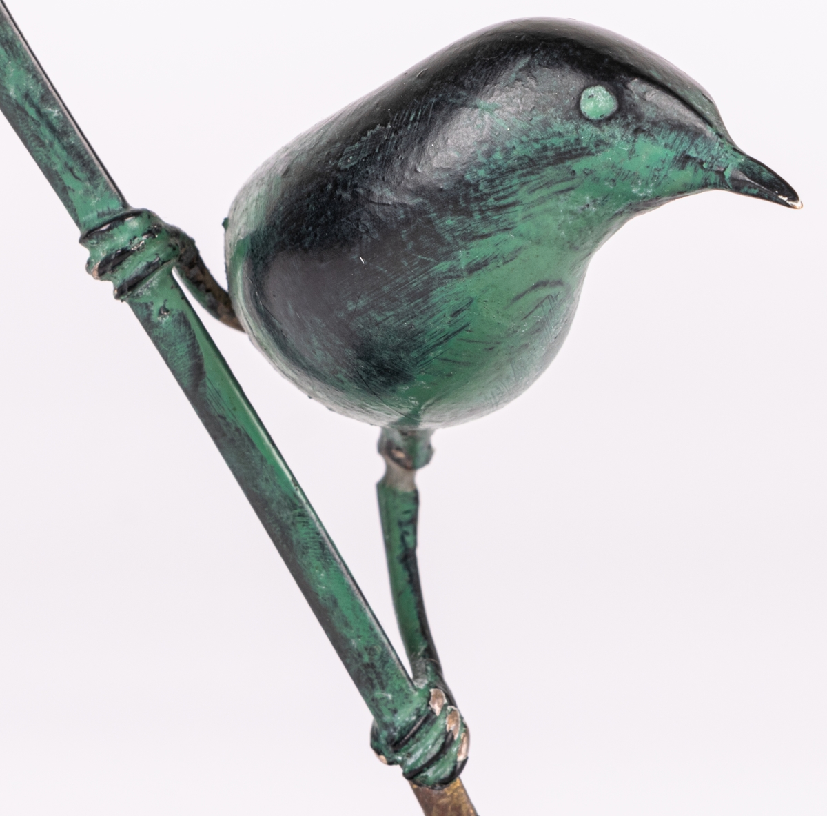 Produktionsexemplar. Skulpturen gjuten i brons, patinerad.