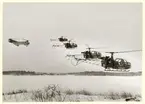 Bilden visar fyra Alouette och en vertol helikoptrar flygandes över en vinterlandskap.