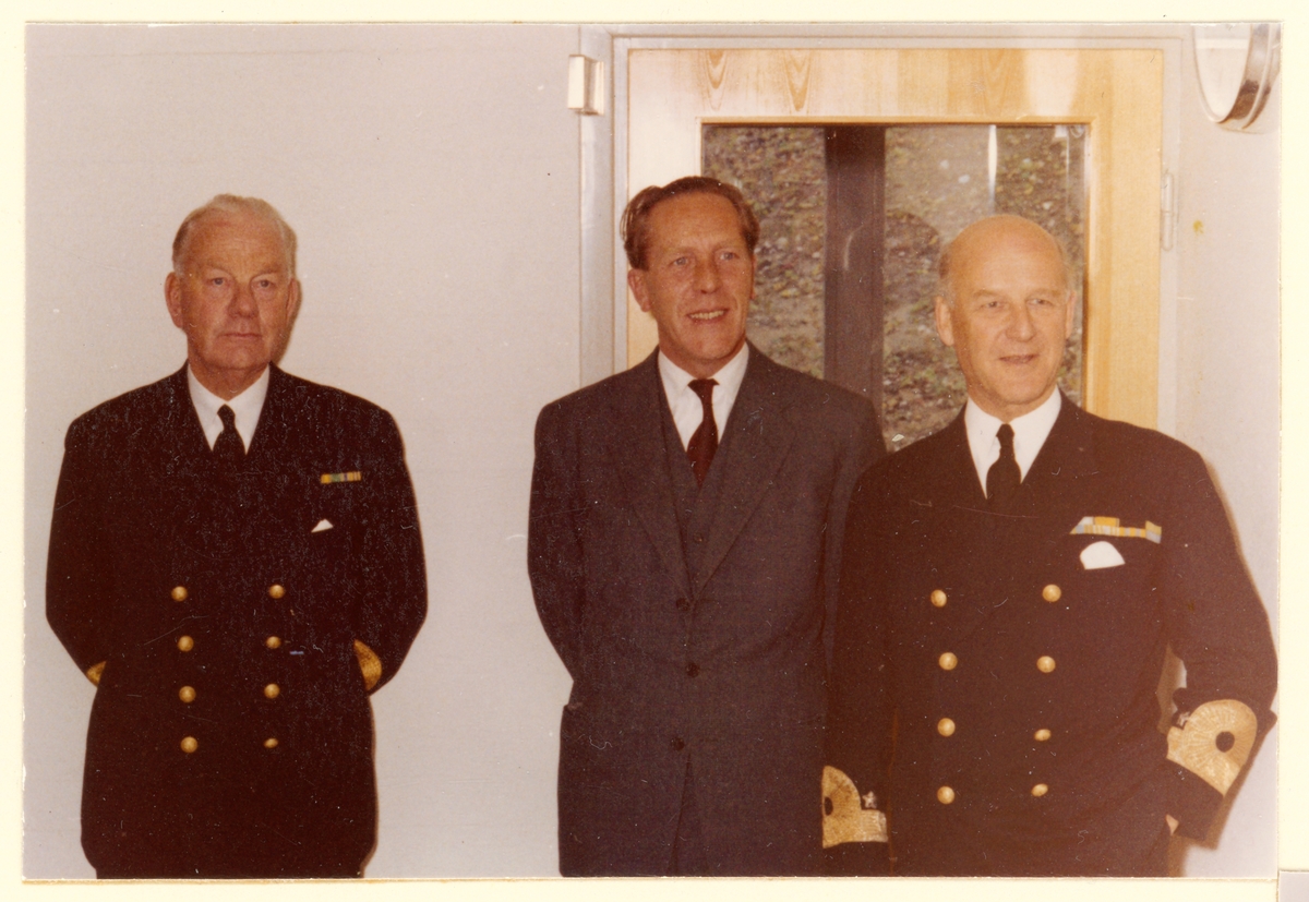 Bilden visar Gunnar Jedeur-Palmgren med andra militärer på besök i Motala.