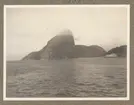 Bilden förställer Sockertoppen i Rio de Janeiro sett från havet.