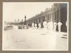 Bilden visar sjöofficerare från Fylgia som promenerar längst boulevarden av Bristol hotellet i Mar del Plata. Hotellet revs 1974.