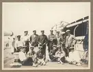 Fylgias befäl har samlats till en gruppfoto ombord på Fylgia. Istället för uniformer bär de enkla arbetskläder. Bilden är tagen i samband med linjedopet.