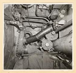 Manöverrum. Rör under durk vid skott 31.