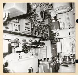 Manöverrum. BB:s sida vid manöverbordet sett akterifrån. 878