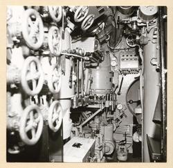 Manöverrum. SB:s sida sedd förifrån. 878-26