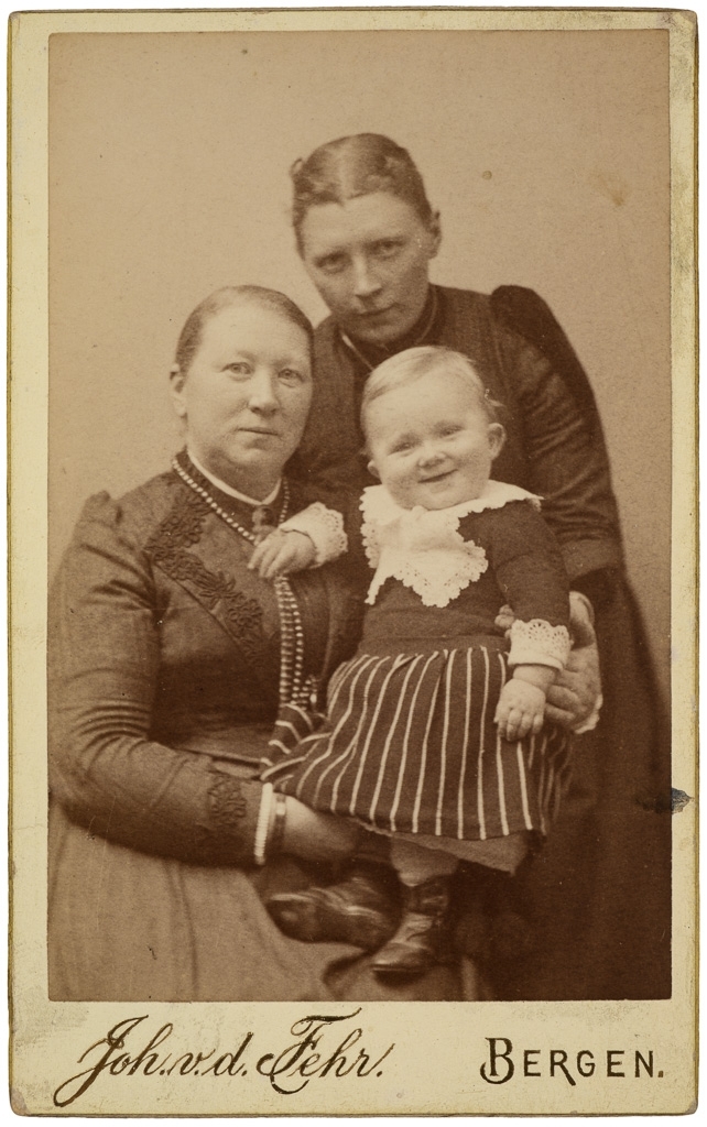 Portrett bilde av "Tante Marie Meyer Grønøy(?)" med en annen dame og et barn.