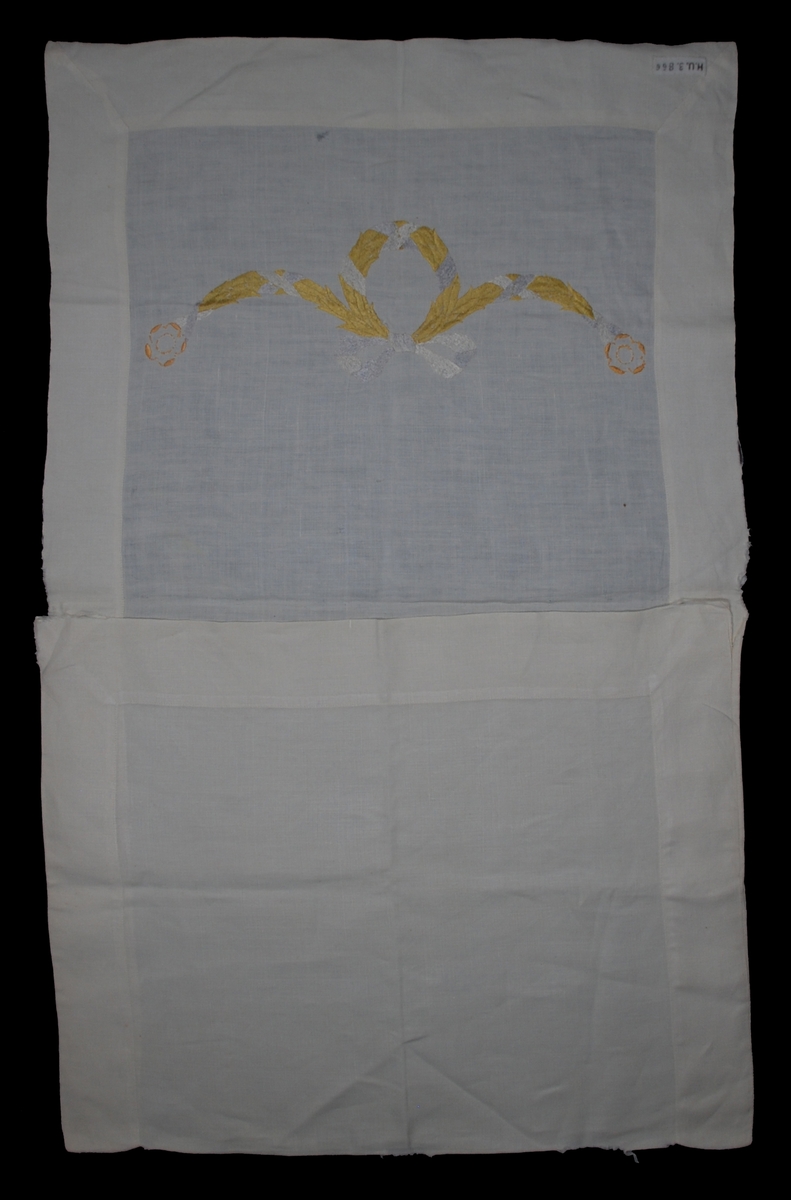 Väven vävd av 1/2 oblekt towgarn. Mönstret handtryckt i svart, rött, gult och blått. 3 män med föremål i handen. På en stol sitter en kvinna med ett barn i knäet, mannen närmast kvinnan står på knä framför henne. Bakom kvinnan står ytterligare en man. Rutmönster mellan figurerna. Kolonner vid båda kortsidorna. Ovanför figurerna står texten: Om de wise mäns offer matt. 2 cap - af Saba. Under figurerna står texten: konungar komma tre. guld, rökelse och mirrham offrade de. Därunder stiliserad ornamentsbård. Stadkanter vid långsidorna, ofållad vid kortsidorna.