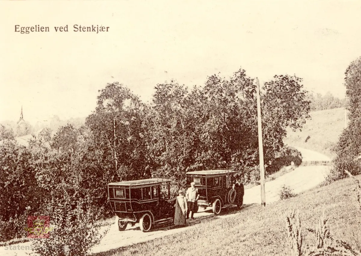 Bilde 1) Automobilene på vei til Rødhammer. Rex Simplex Automobil nr. 1 og nr. 2  på tur opp Eggevammen på prøvetur i 1908. Fører i bil nr. 1 er Oliver Joakim Ivarsen (Ivarson), i bil nr. 2 Martin Skar. En tredje person på bildet er ukjent. 
Bilde 2) Tekst på bildet: "Eggelien ved Stenkjær". Oppe i Vammen i Heggelia. NVM17F05604. 

Fotografiet med ramme er tidligere registrert med gjenstandsnummer NVM 00-G-03050. 
Se Relasjon/Relaterte objekter  for mer informasjon.