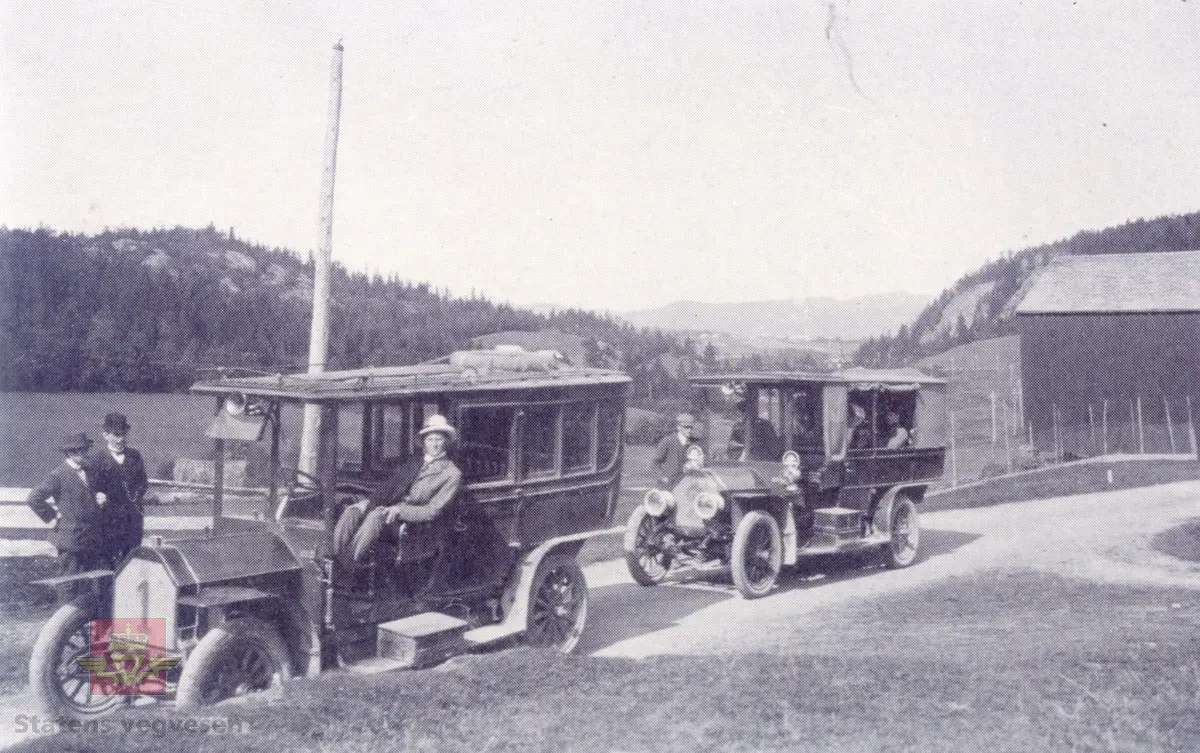 I følge merking på baksiden av bildet: Begge "Automobilerne" ved stoppestedet og poståpneriet Dyrstad i Egge i 1908. I førersetet i bil nr.1 med  panamahatt, den første vognfører O. J. Ivarson (Ivarsen).  Stående ved bil nr. 2, annenføreren Martin Skar. 
Motivet viser to biler, begge Rex Simplex, på landeveg. Motivet er fra Eggelien, mot Rødhammer, (jamfør NVM 00-G-3221). Bilene ble anskaffet av Steinkjær & Namsos Automobilselskap i 1908, for å gå i rute Steinkjer-Rødhammer, med post og passasjerer. 
Bilde 2) Baksiden av bildet med informasjon.

Se også Relasjon/Relaterte objekter lenger ned på siden.