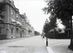 Brunnsgatan mot öster från Pilgatan i Jönköping. Till vänster trevåningshus med hörntorn, burspråk och balkonger, ritade av August Atterström år 1905 och C. A. Carlsson 1899.