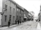 Smedjegatan mot öster från Borgmästargränd i Jönköping. Längst bort syns Hovrättens trappa, ett av husen på Nya torgets östra sida och Teaterhuset.