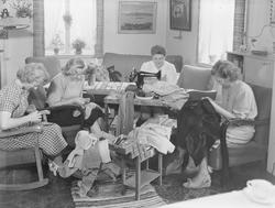 Fru Aunaas med flere syr