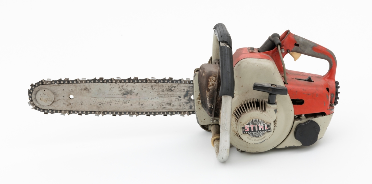 Motorsag av typen Stihl 08 S beregnet for en person, enmannssag, med påmontert sverd og sagkjede. [ Vedlagte filer under fanen "Referanse til filer" er koblet både til Stihl 08 og 08 S.] For registrator ser saga ut til å være tilnærmet komplett, men barkstøtten som var vanlig på disse sagene er ikke påmontert. Forgassersystemet (membranforgasseren) kan snus i ulike vinkler uten at det påvirker motorens gang. Dermed kan saga brukes til felling, kapping og kvisting uten at motoren stopper. 

Sags komponenter er i hovedsak utført i stål, aluminium og presstøpte metallegeringer. Saga har stående sylinder med eksospotte, lydpotte, (lyddemper) i front. Påfylling for bensin på venstre side av sagkroppen, tanken er plassert bak motoren. Kjedeoljetanken gjenfinnes på høyre side av sagkroppen med påfylling oppå tanken. Fremre håndtaksbøyle, som omslutter saga, er innfestet i høyre sidedeksel, sverddeksel/clutchdeksel. Bøylen er også festet til undersiden starthusdekselet (sagas venstre side).  Stålrørsbøylen er delvis polstret med svart gummi. Bakre håndtak utgjør en enhet med deksel over sylinder og luftfilter.  Gasshendelen er montert i håndtaket og kan betjenes med pekefinger som et pistolgrep.  

Fra en medfølgede lapp til og andre kilder gjengis det her noen tekniske spesifikasjoner for saga: 
Motor: Totaktsmotor
Sylindervolum: 50 kubikkcentimeter.
Ytelse: 3,2 hestekrefter ved 7000 omdreininger per minutt.
Vekt: 9,2 kg (med sverd kjede og fyllte tanker, 8,3 kg uten bensin og olje, også oppgitt til 7,9 kg for 08 S)  
Drivstofftank: 0,82 liter / 0,76 liter.
Oljetank: 0,35 liter.

For en teknisk beskrivelse av saga se vedlagte filer under fanen "Referanser til filer".