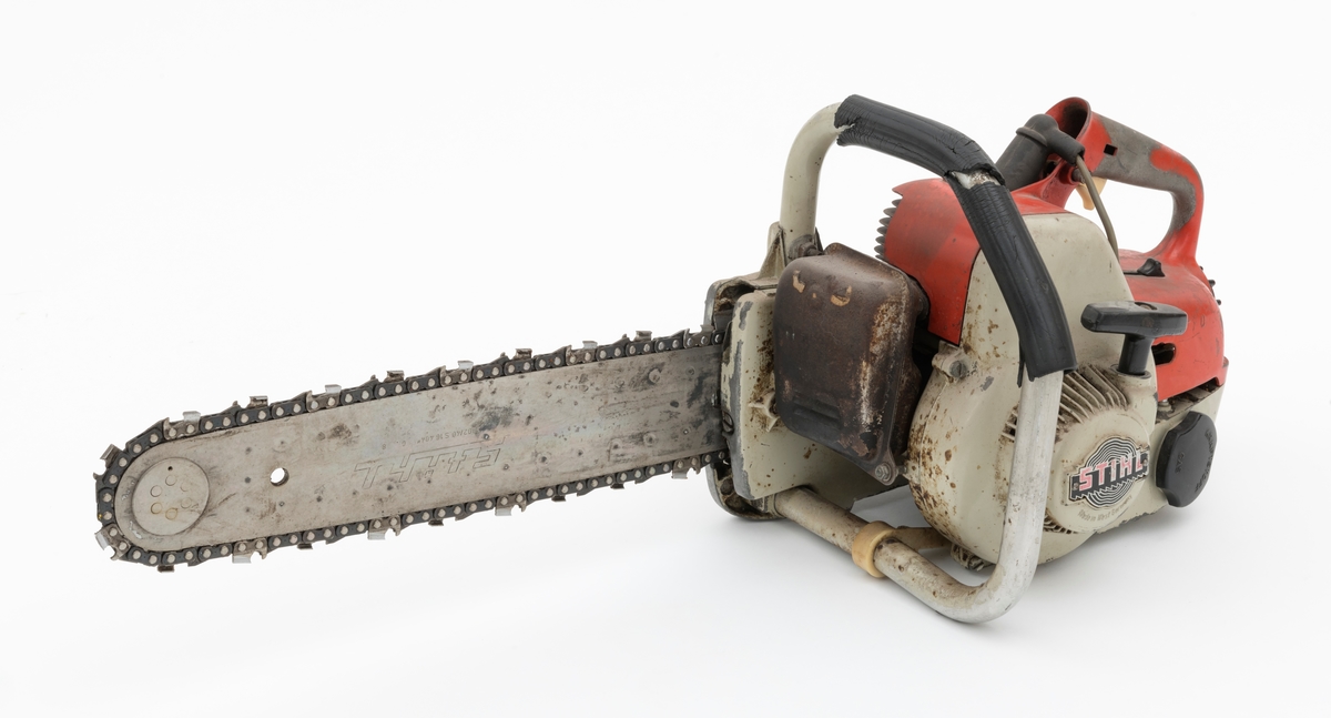 Motorsag av typen Stihl 08 S beregnet for en person, enmannssag, med påmontert sverd og sagkjede. [ Vedlagte filer under fanen "Referanse til filer" er koblet både til Stihl 08 og 08 S.] For registrator ser saga ut til å være tilnærmet komplett, men barkstøtten som var vanlig på disse sagene er ikke påmontert. Forgassersystemet (membranforgasseren) kan snus i ulike vinkler uten at det påvirker motorens gang. Dermed kan saga brukes til felling, kapping og kvisting uten at motoren stopper. 

Sags komponenter er i hovedsak utført i stål, aluminium og presstøpte metallegeringer. Saga har stående sylinder med eksospotte, lydpotte, (lyddemper) i front. Påfylling for bensin på venstre side av sagkroppen, tanken er plassert bak motoren. Kjedeoljetanken gjenfinnes på høyre side av sagkroppen med påfylling oppå tanken. Fremre håndtaksbøyle, som omslutter saga, er innfestet i høyre sidedeksel, sverddeksel/clutchdeksel. Bøylen er også festet til undersiden starthusdekselet (sagas venstre side).  Stålrørsbøylen er delvis polstret med svart gummi. Bakre håndtak utgjør en enhet med deksel over sylinder og luftfilter.  Gasshendelen er montert i håndtaket og kan betjenes med pekefinger som et pistolgrep.  

Fra en medfølgede lapp til og andre kilder gjengis det her noen tekniske spesifikasjoner for saga: 
Motor: Totaktsmotor
Sylindervolum: 50 kubikkcentimeter.
Ytelse: 3,2 hestekrefter ved 7000 omdreininger per minutt.
Vekt: 9,2 kg (med sverd kjede og fyllte tanker, 8,3 kg uten bensin og olje, også oppgitt til 7,9 kg for 08 S)  
Drivstofftank: 0,82 liter / 0,76 liter.
Oljetank: 0,35 liter.

For en teknisk beskrivelse av saga se vedlagte filer under fanen "Referanser til filer".