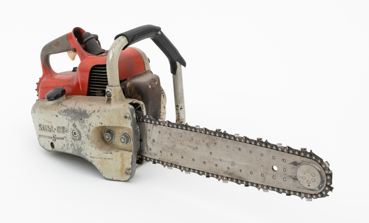 Motorsag av typen Stihl 08 S beregnet for en person, enmannssag, med påmontert sverd og sagkjede. [ Vedlagte filer under fanen "Referanse til filer" er koblet både til Stihl 08 og 08 S.] For registrator ser saga ut til å være tilnærmet komplett, men barkstøtten som var vanlig på disse sagene er ikke påmontert. Forgassersystemet (membranforgasseren) kan snus i ulike vinkler uten at det påvirker motorens gang. Dermed kan saga brukes til felling, kapping og kvisting uten at motoren stopper. 

Sags komponenter er i hovedsak utført i stål, aluminium og presstøpte metallegeringer. Saga har stående sylinder med eksospotte, lydpotte, (lyddemper) i front. Påfylling for bensin på venstre side av sagkroppen, tanken er plassert bak motoren. Kjedeoljetanken gjenfinnes på høyre side av sagkroppen med påfylling oppå tanken. Fremre håndtaksbøyle, som omslutter saga, er innfestet i høyre sidedeksel, sverddeksel/clutchdeksel. Bøylen er også festet til undersiden starthusdekselet (sagas venstre side).  Stålrørsbøylen er delvis polstret med svart gummi. Bakre håndtak utgjør en enhet med deksel over sylinder og luftfilter.  Gasshendelen er montert i håndtaket og kan betjenes med pekefinger som et pistolgrep.  

Fra en medfølgede lapp til og andre kilder gjengis det her noen tekniske spesifikasjoner for saga: 
Motor: Totaktsmotor
Sylindervolum: 50 kubikkcentimeter.
Ytelse: 3,2 hestekrefter ved 7000 omdreininger per minutt.
Vekt: 9,2 kg (med sverd kjede og fyllte tanker, 8,3 kg uten bensin og olje, også oppgitt til 7,9 kg for 08 S)  
Drivstofftank: 0,82 liter / 0,76 liter.
Oljetank: 0,35 liter.

For en teknisk beskrivelse av saga se vedlagte filer under fanen "Referanser til filer".