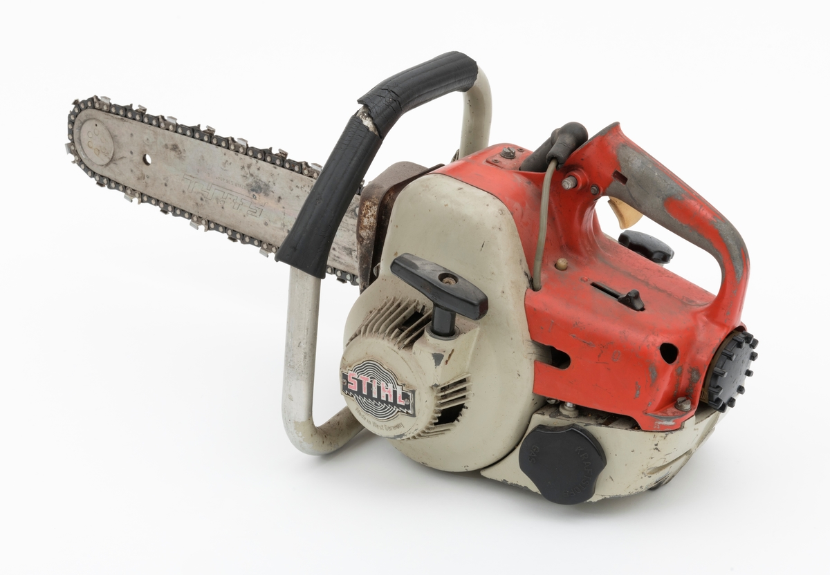 Motorsag av typen Stihl 08 S beregnet for en person, enmannssag, med påmontert sverd og sagkjede. [ Vedlagte filer under fanen "Referanse til filer" er koblet både til Stihl 08 og 08 S.] For registrator ser saga ut til å være tilnærmet komplett, men barkstøtten som var vanlig på disse sagene er ikke påmontert. Forgassersystemet (membranforgasseren) kan snus i ulike vinkler uten at det påvirker motorens gang. Dermed kan saga brukes til felling, kapping og kvisting uten at motoren stopper. 

Sags komponenter er i hovedsak utført i stål, aluminium og presstøpte metallegeringer. Saga har stående sylinder med eksospotte, lydpotte, (lyddemper) i front. Påfylling for bensin på venstre side av sagkroppen, tanken er plassert bak motoren. Kjedeoljetanken gjenfinnes på høyre side av sagkroppen med påfylling oppå tanken. Fremre håndtaksbøyle, som omslutter saga, er innfestet i høyre sidedeksel, sverddeksel/clutchdeksel. Bøylen er også festet til undersiden starthusdekselet (sagas venstre side).  Stålrørsbøylen er delvis polstret med svart gummi. Bakre håndtak utgjør en enhet med deksel over sylinder og luftfilter.  Gasshendelen er montert i håndtaket og kan betjenes med pekefinger som et pistolgrep.  

Fra en medfølgede lapp til og andre kilder gjengis det her noen tekniske spesifikasjoner for saga: 
Motor: Totaktsmotor
Sylindervolum: 50 kubikkcentimeter.
Ytelse: 3,2 hestekrefter ved 7000 omdreininger per minutt.
Vekt: 9,2 kg (med sverd kjede og fyllte tanker, 8,3 kg uten bensin og olje, også oppgitt til 7,9 kg for 08 S)  
Drivstofftank: 0,82 liter / 0,76 liter.
Oljetank: 0,35 liter.

For en teknisk beskrivelse av saga se vedlagte filer under fanen "Referanser til filer".