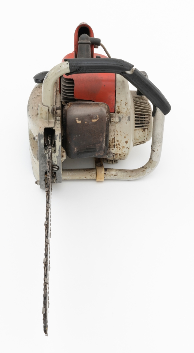 Motorsag av typen Stihl 08 S beregnet for en person, enmannssag, med påmontert sverd og sagkjede. [ Vedlagte filer under fanen "Referanse til filer" er koblet både til Stihl 08 og 08 S.] For registrator ser saga ut til å være tilnærmet komplett, men barkstøtten som var vanlig på disse sagene er ikke påmontert. Forgassersystemet (membranforgasseren) kan snus i ulike vinkler uten at det påvirker motorens gang. Dermed kan saga brukes til felling, kapping og kvisting uten at motoren stopper. 

Sags komponenter er i hovedsak utført i stål, aluminium og presstøpte metallegeringer. Saga har stående sylinder med eksospotte, lydpotte, (lyddemper) i front. Påfylling for bensin på venstre side av sagkroppen, tanken er plassert bak motoren. Kjedeoljetanken gjenfinnes på høyre side av sagkroppen med påfylling oppå tanken. Fremre håndtaksbøyle, som omslutter saga, er innfestet i høyre sidedeksel, sverddeksel/clutchdeksel. Bøylen er også festet til undersiden starthusdekselet (sagas venstre side).  Stålrørsbøylen er delvis polstret med svart gummi. Bakre håndtak utgjør en enhet med deksel over sylinder og luftfilter.  Gasshendelen er montert i håndtaket og kan betjenes med pekefinger som et pistolgrep.  

Fra en medfølgede lapp til og andre kilder gjengis det her noen tekniske spesifikasjoner for saga: 
Motor: Totaktsmotor
Sylindervolum: 50 kubikkcentimeter.
Ytelse: 3,2 hestekrefter ved 7000 omdreininger per minutt.
Vekt: 9,2 kg (med sverd kjede og fyllte tanker, 8,3 kg uten bensin og olje, også oppgitt til 7,9 kg for 08 S)  
Drivstofftank: 0,82 liter / 0,76 liter.
Oljetank: 0,35 liter.

For en teknisk beskrivelse av saga se vedlagte filer under fanen "Referanser til filer".