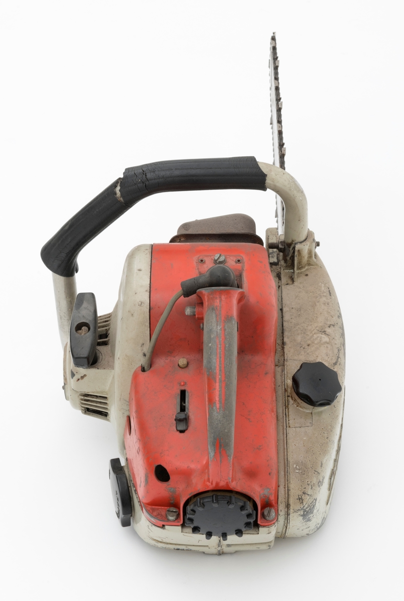 Motorsag av typen Stihl 08 S beregnet for en person, enmannssag, med påmontert sverd og sagkjede. [ Vedlagte filer under fanen "Referanse til filer" er koblet både til Stihl 08 og 08 S.] For registrator ser saga ut til å være tilnærmet komplett, men barkstøtten som var vanlig på disse sagene er ikke påmontert. Forgassersystemet (membranforgasseren) kan snus i ulike vinkler uten at det påvirker motorens gang. Dermed kan saga brukes til felling, kapping og kvisting uten at motoren stopper. 

Sags komponenter er i hovedsak utført i stål, aluminium og presstøpte metallegeringer. Saga har stående sylinder med eksospotte, lydpotte, (lyddemper) i front. Påfylling for bensin på venstre side av sagkroppen, tanken er plassert bak motoren. Kjedeoljetanken gjenfinnes på høyre side av sagkroppen med påfylling oppå tanken. Fremre håndtaksbøyle, som omslutter saga, er innfestet i høyre sidedeksel, sverddeksel/clutchdeksel. Bøylen er også festet til undersiden starthusdekselet (sagas venstre side).  Stålrørsbøylen er delvis polstret med svart gummi. Bakre håndtak utgjør en enhet med deksel over sylinder og luftfilter.  Gasshendelen er montert i håndtaket og kan betjenes med pekefinger som et pistolgrep.  

Fra en medfølgede lapp til og andre kilder gjengis det her noen tekniske spesifikasjoner for saga: 
Motor: Totaktsmotor
Sylindervolum: 50 kubikkcentimeter.
Ytelse: 3,2 hestekrefter ved 7000 omdreininger per minutt.
Vekt: 9,2 kg (med sverd kjede og fyllte tanker, 8,3 kg uten bensin og olje, også oppgitt til 7,9 kg for 08 S)  
Drivstofftank: 0,82 liter / 0,76 liter.
Oljetank: 0,35 liter.

For en teknisk beskrivelse av saga se vedlagte filer under fanen "Referanser til filer".