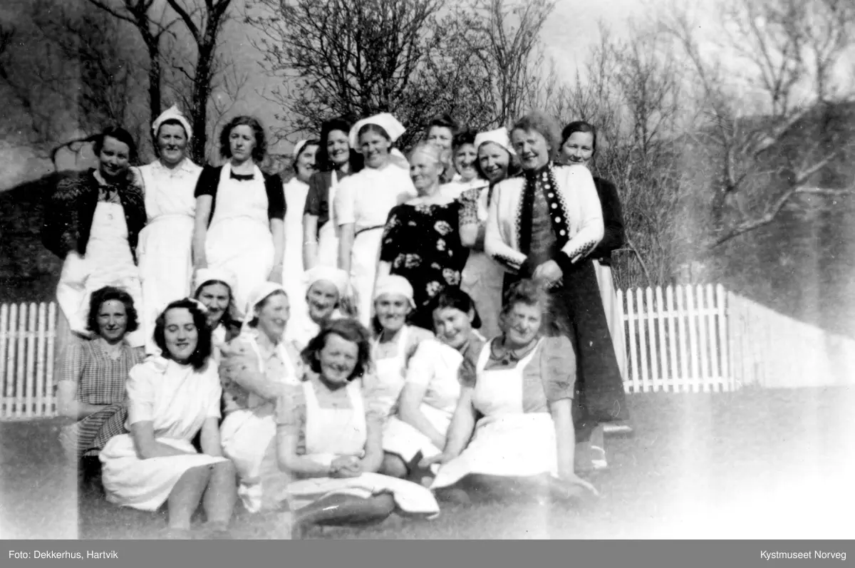 Til høyre stående: Kaia Severeide, Petrine Prestvik, Gudrun Fornes, ? Gudrun Østnes, Lilly Anzjøen, Valborg Dekkerhus, Kjellrun Bondø, ?, Åshild Hellesø Kvalø, Petrine Ofstad, ellers ukjente damer på husstellskurs på Ofstad