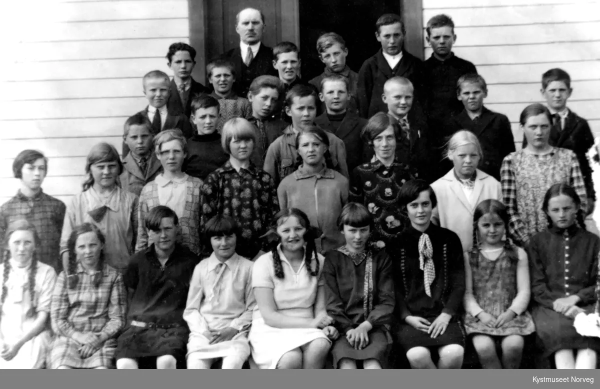 Rørvik skole, klasse fra skoleåret 1928-29. Foran fra venstre: Bergliot Livik, Inger Eriksen, Nancy Williksen, Kanutte Løkke, Laila Forfang, Gerd Svendsen, Helene Jonassen og Henny Eriksen. 2. rekke fra venstre: Henny Moe født 1915, Petra Juvik, Edit Haugland, Valborg Normann født 1916, Mary Berg, Asbjørn Hagen født 1915, Solveig Nordberg og Gudlaug Storvik. 3. rekke fra venstre: Ingebrigt Østness født 1918, Arne Klette, Olaf Johansen, Inge Moe født 1916, Sigmund Fossaa, Børre Svendsen, Nils Holand og Oddmund Hansen,. 4. rekke fra venstre: Finn Ånvik født 1916, Jon Johansen, Torbjørn Severeide, Einar Elveland født 1917, Kåre Knoff født 1915, Hartvik Engstad, Erling Rauø og lærer Peter Forfang