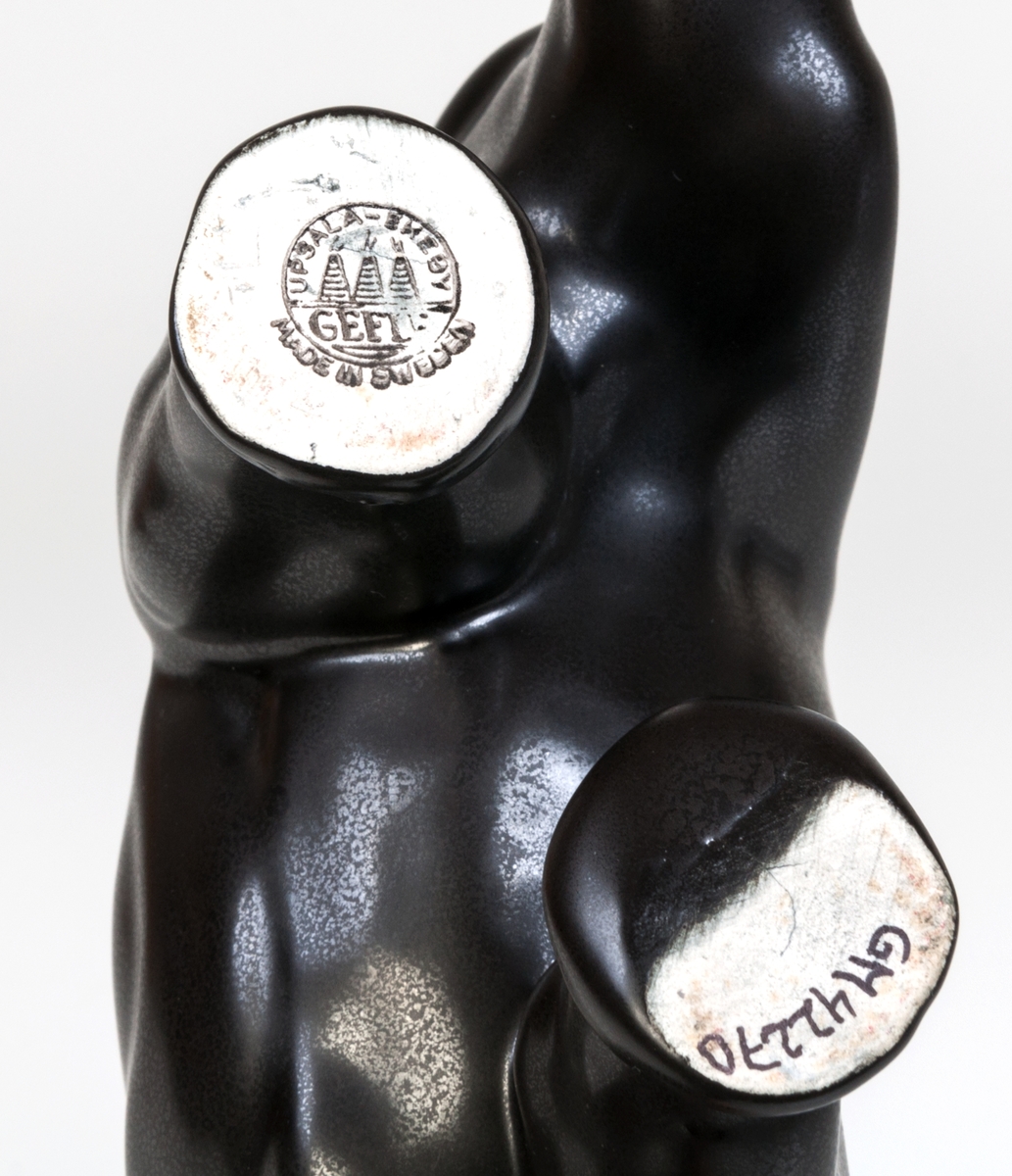 Figurin Ferro, elefant i svart glasyr Mangania, formgiven av modellör Ruben Wallström 1943. Ferro finns i två storlekar, denna är den större av dem.