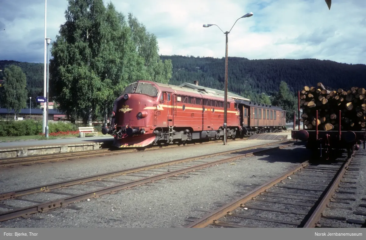 Diesellokomotiv Di 3 629 med tomtog 285 til Fagernes på Dokka stasjon