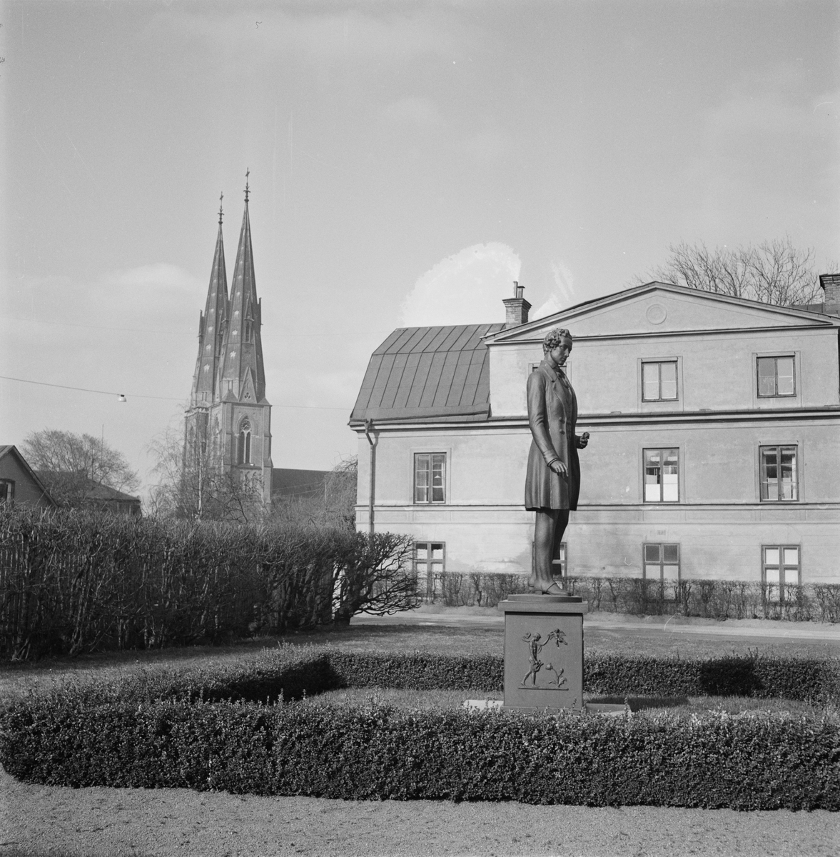 Prins Gustafs staty med Clasonska gården och Domkyrkan i bakgrunden, Uppsala 1950-1952