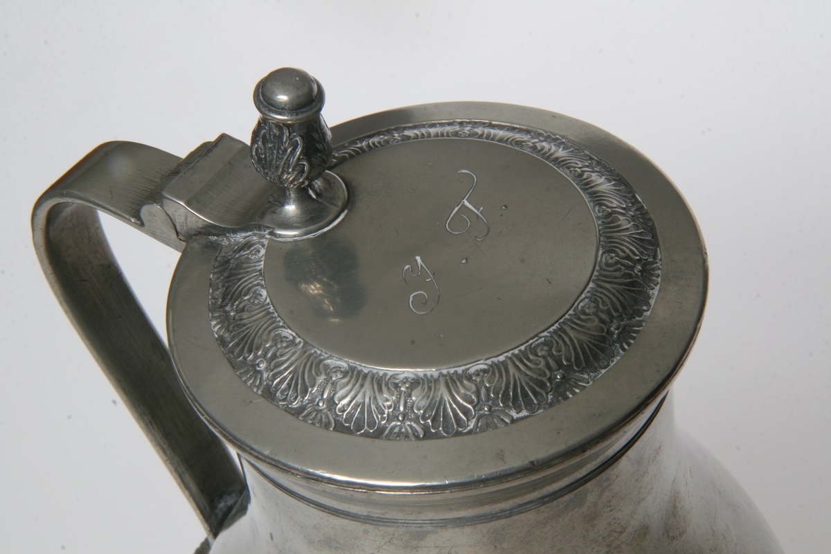 Tinnkanne med hank og lokk.