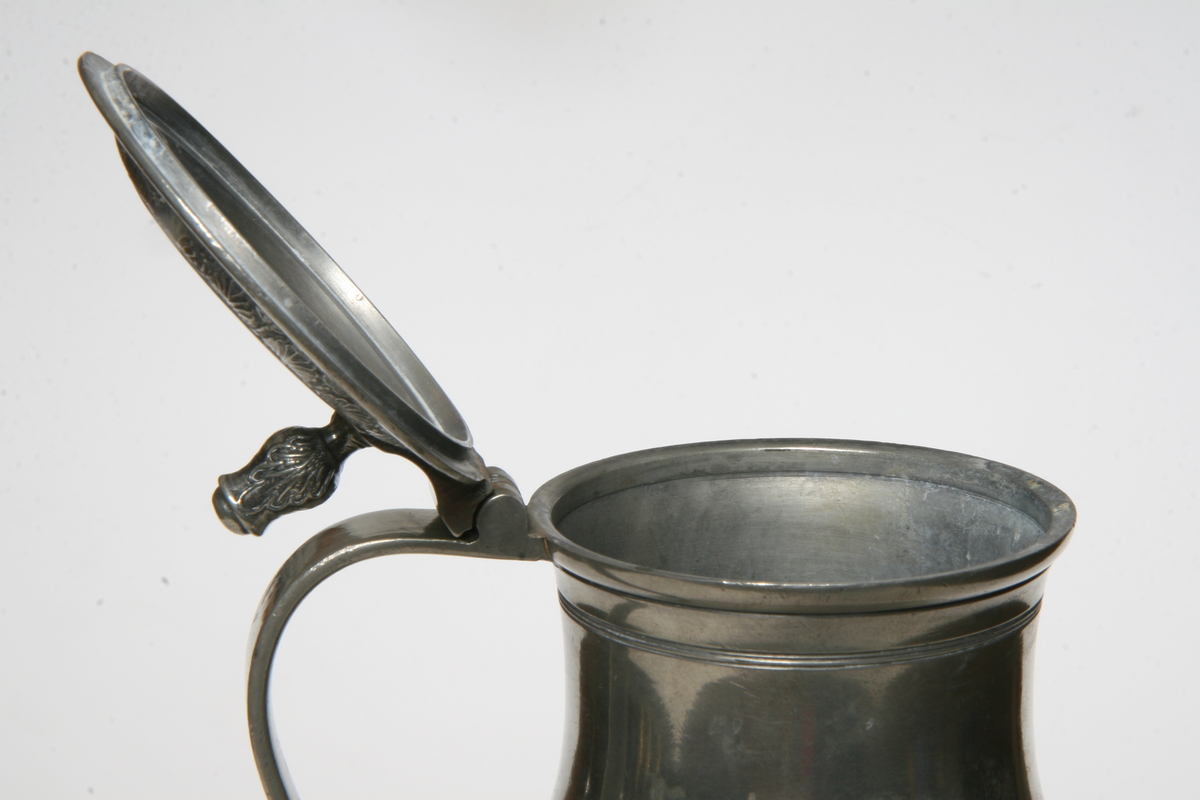 Tinnkanne med hank og lokk.