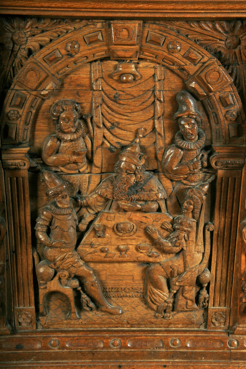 Fire felter med hver sin scene fra Esthers bok. Fortellingen om Esther begynner med at Kong Xerxes ønsker seg en ny dronning, da dronning Vasjti nekter å vise seg frem for hans drukne gjester. Den foreldreløse Esther blir valgt inn i kongens harem og kongen velger den vakre Esther til ny dronning. Esther forteller ikke til kongen at hun er jøde. Haman er en av kongens nærmeste menn og da Esthers onkel Mordecai nekter å bøye seg for Haman bestemmer han seg for å ikke bare drepe Mordecai, men alle jødene i kongeriket. Haman klarer på en slu måte å få med seg kongen på denne planen. Mordecai overbeviser Esther om å appelere til kongen. Å tre inn i kongens nærvær uten invitasjon kunne bety dødsstraff og i første scene avbildet på kisten ser vi en nervøs Esther bøye seg for kongen. Kongen strekker ut gullsepteret, hvilket betyr at kongen ønsket å ta imot henne. Hun fikk ønske seg hva hun vil av kongen og inviterer derfor kongen og Haman på en fest. I andre scene som er avbildet på kistens fremside ser vi Esther sammen med kongen og Haman, i det øyeblikket da Esther forteller kongen om Haman sin sammensvergelse mot jødene og dermed også mot henne selv. Kongen blir rasende og Haman blir hengt, i den samme galgen han selv hadde fått bygget for Mordecai. I scene tre kan vi se Haman i galgen i bakgrunnen, mens vi i forgrunnen ser soldater, den ene til hest. Soldatene symboliserer sannsynligvis jødene, som etter en erklæring fra kongen, nå var i stand til å beskytte seg selv. Den dagen Haman hadde bestemt at jødene skulle henrettes, vant de en stor seier over sine fiender og dagen etter ble en festdag, som fortsatt feires av dagens jøder som purimfesten. Mordecai var fra nå av nest etter kongen i makt og høyt æret blant jødene og alle sine landsmenn. Den siste scenen viser kongen sittende på tronen med en hund ved føttene, ved siden av står en mann med en bok og en mann står bak en mur. Mannen på tronen peker på mannen bak muren med septeret. Dette kan være ment å symbolisere Mordecai, idet kongen forfremmer ham til hans nærmeste rådgiver. Først står han utenfor gjerdet, men så retter kongen septeret mot ham og ønsker han velkommen inn. Hunden symboliserer Mordecais trofasthet.
Fem våpenskjold holdt av hver sin figur skiller de fire motivene fra Esthers bok: det første våpenskjoldet med en lukket krone blir holdt av en mannsfigur med en bok, våpenskjoldet med en løve blir holdt av en kvinnefigur som holder seg til brystet, et våpenskjold med bilde av en sau blir holdt av en kvinne som holder en fakkel (?), et våpenskjold med tre trekanter blir holdt av en mann som drar seg selv i skjegget og det siste våpenskjolden viser tegnet for tro, håp og kjærlighet og blir holdt av en kvinne som også bærer et kors.