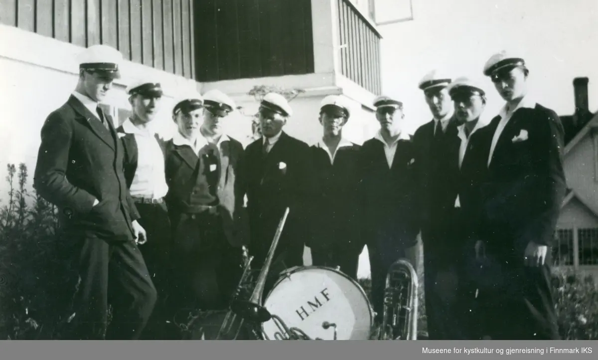 Medlemmer i Honningsvåg Musikk Foreningen (HMF) utenfor Tuberkulosehjemmet. Konsert 1932.