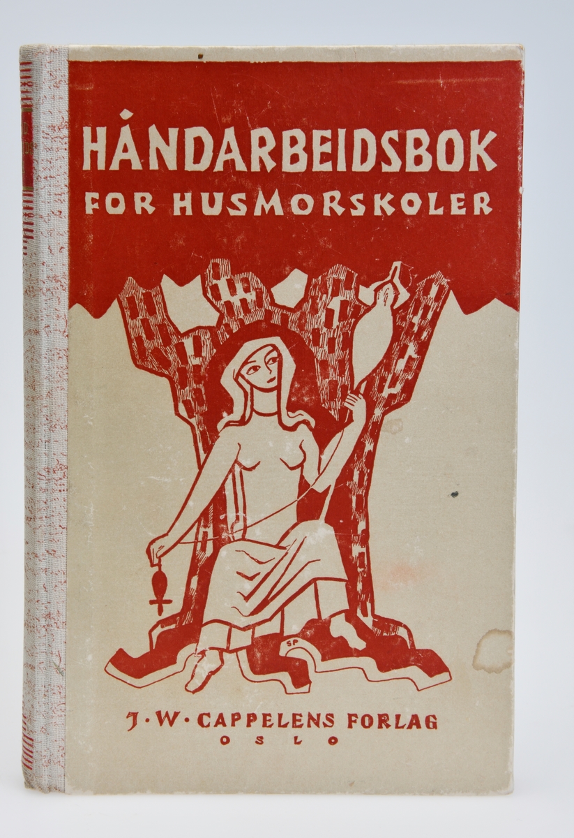 En håndarbeidsbok for husmorskoler. Den er på 224 sider og er illustrert med sorthvitt fotografier, tegninger og diagrammer. Boken starter med et forord av forfatterne. Deretter er det innholdsfortegnelse og på side 7 starter første kapittel. For iversikt over innhold se "Opplysninger". Boken er innbundet med stive permer og har lerretsryggPermene har trykt papirovertrekk. På forsiden er det bilde/trykk av en kvinne som sitter under et tre med en håndtein. For tekst på forsiden se "Påført tekst/merker". På baksiden er logoen til J.W. Cappelen og "Centraltrykkeriet Oslo".