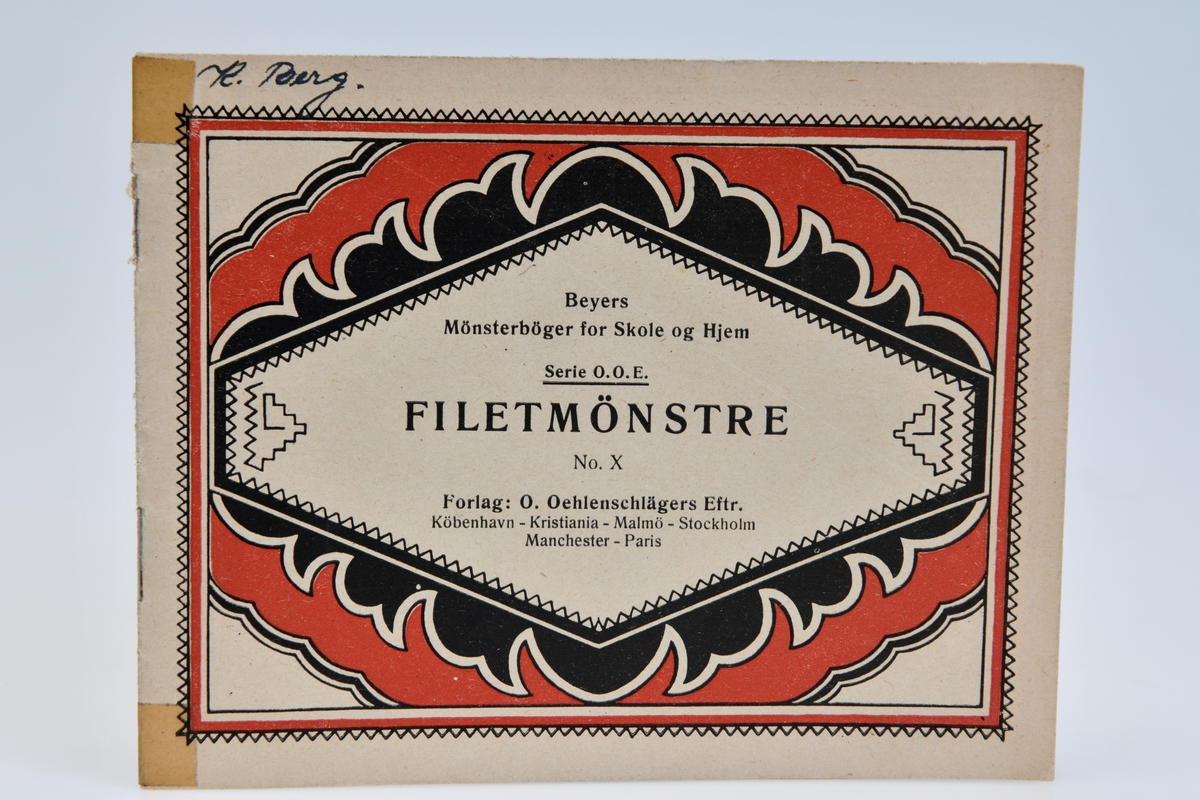 Et mønsterhefte av papir som er stiftet i ryggen og tapet i brettehjørnene. På forsiden er tittel, serie og informasjon om forlag trykket sammen med dekor i svart og rødt. På første side er det en kort innføring i filearbeid. Det er i alt 13 sider med mønstre, og det er flere møsntre på hver side. På/ved flere av mønstrene er det notert ned tall med blyant. På siste side er det reklame for "Kunstneriske Filetkniplinger" som er et samleverk med 30 dobbeltsidige tavler tegnet av "de ypperste kunstnere i Tyskland". På baksiden er det oversikt over "Beyers Mönsterböger for Skole og Hjem" samt "Beyers Haandarbeidsböger".