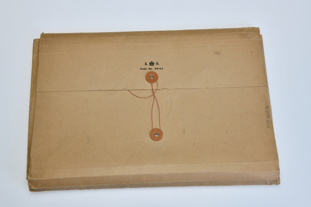 Mønsterark for filering i en mappe/oppbevaringsmappe laget av brettet papp. På forsiden er det festet to knapper av papp. Mellom dem er det en snor som "låser" mappen. Pappknappene er festet med med fester av metall. På forsiden er det trykt produktinformasjon, se "Påført tekst/merker". I mappen ligger det flere mønster/mønsterark. Se "Andre opplysninger" for oversikt.