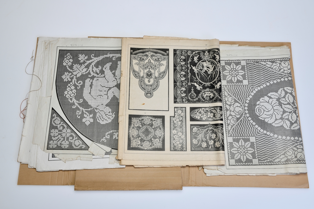 Mønsterark for filering i en mappe/oppbevaringsmappe laget av brettet papp. På forsiden er det festet to knapper av papp. Mellom dem er det en snor som "låser" mappen. Pappknappene er festet med med fester av metall. På forsiden er det trykt produktinformasjon, se "Påført tekst/merker". I mappen ligger det flere mønster/mønsterark. Se "Andre opplysninger" for oversikt.