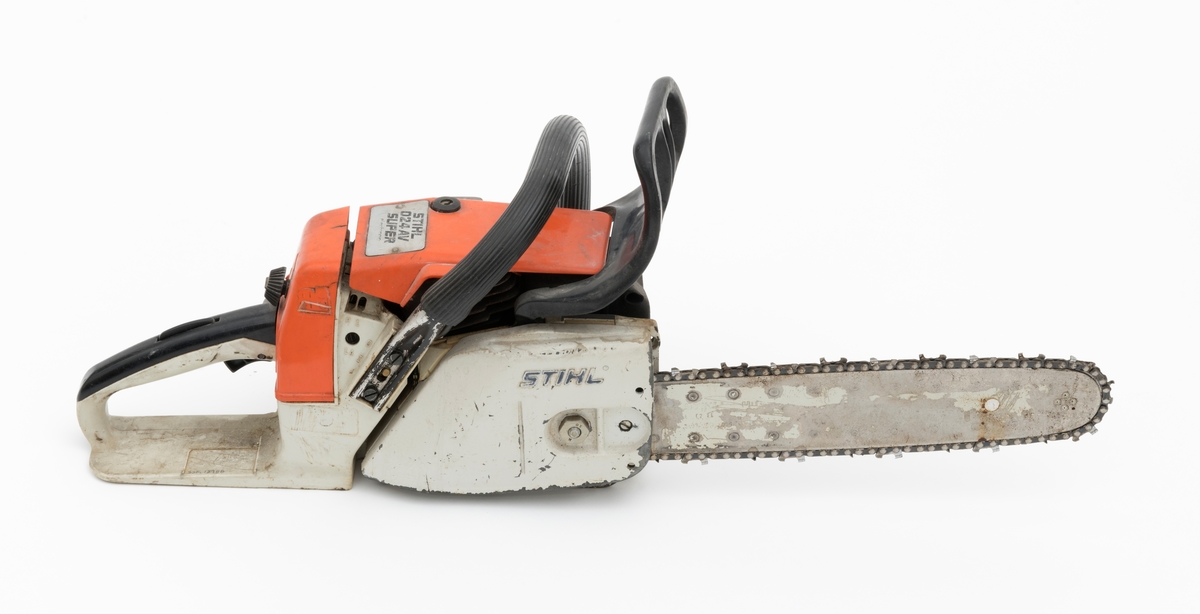 Motorsag av typen Stihl 024 AV (super) beregnet for en person, enmannssag, med påmontert sverd og sagkjede. For registrator ser saga ut til å være komplett.  Stramming av sagkjedet skjer på denne sagmodellen rett inn fra siden på høyre sidedeksel. Sidedekselet på høyre side er  festet med 1 mutter.  Forgassersystemet (membranforgasseren) kan snus i ulike vinkler uten at det påvirker motorens gang. Dermed kan saga brukes til felling, kapping og kvisting uten at motoren stopper. Foran fremre håndtaksbøyle er det påmontert en svart vernebøyle/verneskjerm for venstre hånd. Kjedebremsen utløses når bøylen presses fremover og om saga gjør et uventet kast (tilbakeslag). Saga har også varme i håndtakene. 

Sags komponenter er i hovedsak utført i stål, aluminium og presstøpte metallegeringer. Det er også endel komponenter i plast og gummi.  Saga har stående sylinder med eksospotte, lydpotte, (lyddemper) i front. Påfylling for bensin på venstre side bak på sagkroppen, tanken er plassert bak motoren. Bensintanken og det bakre håndtaket i plast utgjør en enhet. Kjedeoljetanken gjenfinnes foran på motorkroppen med påfylling på venstre side. Fremre håndtaksbøyle, som omslutter sagkroppen, er innfestet under sagkroppen på venstre side. På høyre side er den skrudd fast til sagkroppen rett bak bak sidedekselet.  Bryter for varmen i håndtaket gjenfinnes mellom skruene for innfesting av bøylen i sagkroppen.  Bøylen er  polstret med et svart riflete gummibelegg. 
Bakre håndtak som er utformet som et pistolgrep har gasshendel og gassperre i montert i håndtaket. Håndtaket har også høyrehåndsvern. 
Saga er avvibrert med gummielementer som reduserer vibrasjonene fra sagkroppen og sagkjedet til håndtakene. 
Stoppknappen gjenfinnes rett ved siden av det bakre håndtaket. Knappen har tre funksjoner: stopp, choke og halvgass. Tilgang til forgasserens justeringsdyser fås på høyre side av luftfilterdekselet. 



Fra en medfølgede lapp til og andre kilder gjengis det her noen tekniske spesifikasjoner for saga: 
Motor: Totaktsmotor
Sylindervolum: 42 kubikkcentimeter.
Ytelse: 2,9 hestekrefter.
Vekt: 5,2 kg (med 32 cm sverd og kjede også oppgitt til 5,6 kg.)
Drivstofftank: 0,47 liter. 
Oljetank: 0,32 liter.

For en teknisk beskrivelse av saga se vedlagt fil under fanen "Referanser til filer".