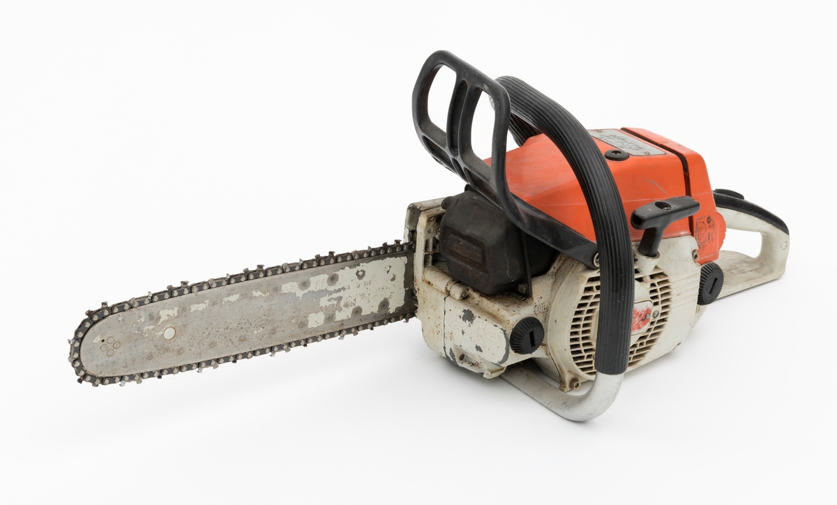 Motorsag av typen Stihl 024 AV (super) beregnet for en person, enmannssag, med påmontert sverd og sagkjede. For registrator ser saga ut til å være komplett.  Stramming av sagkjedet skjer på denne sagmodellen rett inn fra siden på høyre sidedeksel. Sidedekselet på høyre side er  festet med 1 mutter.  Forgassersystemet (membranforgasseren) kan snus i ulike vinkler uten at det påvirker motorens gang. Dermed kan saga brukes til felling, kapping og kvisting uten at motoren stopper. Foran fremre håndtaksbøyle er det påmontert en svart vernebøyle/verneskjerm for venstre hånd. Kjedebremsen utløses når bøylen presses fremover og om saga gjør et uventet kast (tilbakeslag). Saga har også varme i håndtakene. 

Sags komponenter er i hovedsak utført i stål, aluminium og presstøpte metallegeringer. Det er også endel komponenter i plast og gummi.  Saga har stående sylinder med eksospotte, lydpotte, (lyddemper) i front. Påfylling for bensin på venstre side bak på sagkroppen, tanken er plassert bak motoren. Bensintanken og det bakre håndtaket i plast utgjør en enhet. Kjedeoljetanken gjenfinnes foran på motorkroppen med påfylling på venstre side. Fremre håndtaksbøyle, som omslutter sagkroppen, er innfestet under sagkroppen på venstre side. På høyre side er den skrudd fast til sagkroppen rett bak bak sidedekselet.  Bryter for varmen i håndtaket gjenfinnes mellom skruene for innfesting av bøylen i sagkroppen.  Bøylen er  polstret med et svart riflete gummibelegg. 
Bakre håndtak som er utformet som et pistolgrep har gasshendel og gassperre i montert i håndtaket. Håndtaket har også høyrehåndsvern. 
Saga er avvibrert med gummielementer som reduserer vibrasjonene fra sagkroppen og sagkjedet til håndtakene. 
Stoppknappen gjenfinnes rett ved siden av det bakre håndtaket. Knappen har tre funksjoner: stopp, choke og halvgass. Tilgang til forgasserens justeringsdyser fås på høyre side av luftfilterdekselet. 



Fra en medfølgede lapp til og andre kilder gjengis det her noen tekniske spesifikasjoner for saga: 
Motor: Totaktsmotor
Sylindervolum: 42 kubikkcentimeter.
Ytelse: 2,9 hestekrefter.
Vekt: 5,2 kg (med 32 cm sverd og kjede også oppgitt til 5,6 kg.)
Drivstofftank: 0,47 liter. 
Oljetank: 0,32 liter.

For en teknisk beskrivelse av saga se vedlagt fil under fanen "Referanser til filer".