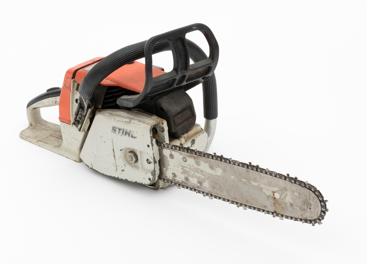 Motorsag av typen Stihl 024 AV (super) beregnet for en person, enmannssag, med påmontert sverd og sagkjede. For registrator ser saga ut til å være komplett.  Stramming av sagkjedet skjer på denne sagmodellen rett inn fra siden på høyre sidedeksel. Sidedekselet på høyre side er  festet med 1 mutter.  Forgassersystemet (membranforgasseren) kan snus i ulike vinkler uten at det påvirker motorens gang. Dermed kan saga brukes til felling, kapping og kvisting uten at motoren stopper. Foran fremre håndtaksbøyle er det påmontert en svart vernebøyle/verneskjerm for venstre hånd. Kjedebremsen utløses når bøylen presses fremover og om saga gjør et uventet kast (tilbakeslag). Saga har også varme i håndtakene. 

Sags komponenter er i hovedsak utført i stål, aluminium og presstøpte metallegeringer. Det er også endel komponenter i plast og gummi.  Saga har stående sylinder med eksospotte, lydpotte, (lyddemper) i front. Påfylling for bensin på venstre side bak på sagkroppen, tanken er plassert bak motoren. Bensintanken og det bakre håndtaket i plast utgjør en enhet. Kjedeoljetanken gjenfinnes foran på motorkroppen med påfylling på venstre side. Fremre håndtaksbøyle, som omslutter sagkroppen, er innfestet under sagkroppen på venstre side. På høyre side er den skrudd fast til sagkroppen rett bak bak sidedekselet.  Bryter for varmen i håndtaket gjenfinnes mellom skruene for innfesting av bøylen i sagkroppen.  Bøylen er  polstret med et svart riflete gummibelegg. 
Bakre håndtak som er utformet som et pistolgrep har gasshendel og gassperre i montert i håndtaket. Håndtaket har også høyrehåndsvern. 
Saga er avvibrert med gummielementer som reduserer vibrasjonene fra sagkroppen og sagkjedet til håndtakene. 
Stoppknappen gjenfinnes rett ved siden av det bakre håndtaket. Knappen har tre funksjoner: stopp, choke og halvgass. Tilgang til forgasserens justeringsdyser fås på høyre side av luftfilterdekselet. 



Fra en medfølgede lapp til og andre kilder gjengis det her noen tekniske spesifikasjoner for saga: 
Motor: Totaktsmotor
Sylindervolum: 42 kubikkcentimeter.
Ytelse: 2,9 hestekrefter.
Vekt: 5,2 kg (med 32 cm sverd og kjede også oppgitt til 5,6 kg.)
Drivstofftank: 0,47 liter. 
Oljetank: 0,32 liter.

For en teknisk beskrivelse av saga se vedlagt fil under fanen "Referanser til filer".