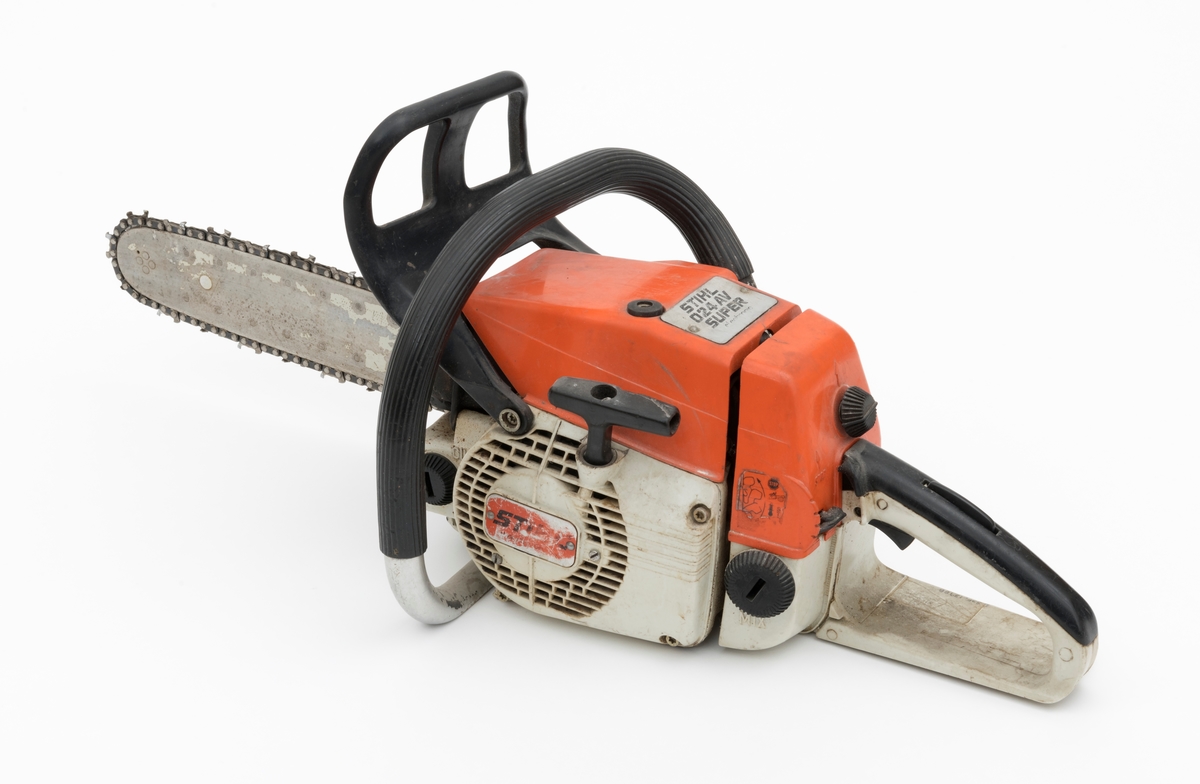 Motorsag av typen Stihl 024 AV (super) beregnet for en person, enmannssag, med påmontert sverd og sagkjede. For registrator ser saga ut til å være komplett.  Stramming av sagkjedet skjer på denne sagmodellen rett inn fra siden på høyre sidedeksel. Sidedekselet på høyre side er  festet med 1 mutter.  Forgassersystemet (membranforgasseren) kan snus i ulike vinkler uten at det påvirker motorens gang. Dermed kan saga brukes til felling, kapping og kvisting uten at motoren stopper. Foran fremre håndtaksbøyle er det påmontert en svart vernebøyle/verneskjerm for venstre hånd. Kjedebremsen utløses når bøylen presses fremover og om saga gjør et uventet kast (tilbakeslag). Saga har også varme i håndtakene. 

Sags komponenter er i hovedsak utført i stål, aluminium og presstøpte metallegeringer. Det er også endel komponenter i plast og gummi.  Saga har stående sylinder med eksospotte, lydpotte, (lyddemper) i front. Påfylling for bensin på venstre side bak på sagkroppen, tanken er plassert bak motoren. Bensintanken og det bakre håndtaket i plast utgjør en enhet. Kjedeoljetanken gjenfinnes foran på motorkroppen med påfylling på venstre side. Fremre håndtaksbøyle, som omslutter sagkroppen, er innfestet under sagkroppen på venstre side. På høyre side er den skrudd fast til sagkroppen rett bak bak sidedekselet.  Bryter for varmen i håndtaket gjenfinnes mellom skruene for innfesting av bøylen i sagkroppen.  Bøylen er  polstret med et svart riflete gummibelegg. 
Bakre håndtak som er utformet som et pistolgrep har gasshendel og gassperre i montert i håndtaket. Håndtaket har også høyrehåndsvern. 
Saga er avvibrert med gummielementer som reduserer vibrasjonene fra sagkroppen og sagkjedet til håndtakene. 
Stoppknappen gjenfinnes rett ved siden av det bakre håndtaket. Knappen har tre funksjoner: stopp, choke og halvgass. Tilgang til forgasserens justeringsdyser fås på høyre side av luftfilterdekselet. 



Fra en medfølgede lapp til og andre kilder gjengis det her noen tekniske spesifikasjoner for saga: 
Motor: Totaktsmotor
Sylindervolum: 42 kubikkcentimeter.
Ytelse: 2,9 hestekrefter.
Vekt: 5,2 kg (med 32 cm sverd og kjede også oppgitt til 5,6 kg.)
Drivstofftank: 0,47 liter. 
Oljetank: 0,32 liter.

For en teknisk beskrivelse av saga se vedlagt fil under fanen "Referanser til filer".