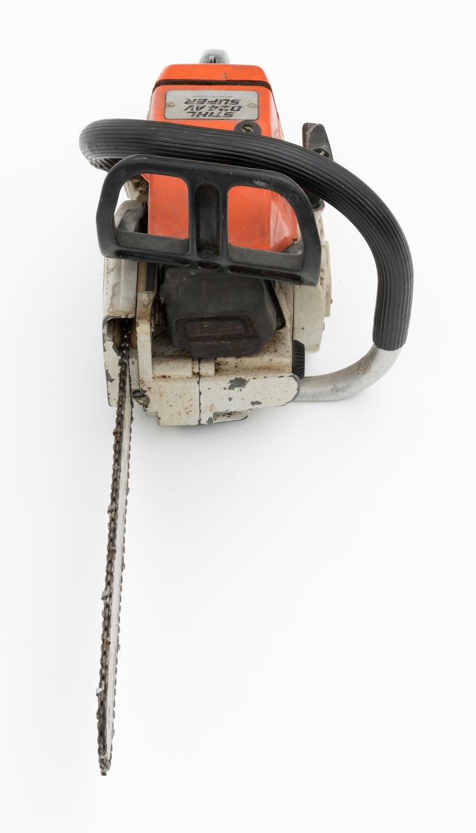 Motorsag av typen Stihl 024 AV (super) beregnet for en person, enmannssag, med påmontert sverd og sagkjede. For registrator ser saga ut til å være komplett.  Stramming av sagkjedet skjer på denne sagmodellen rett inn fra siden på høyre sidedeksel. Sidedekselet på høyre side er  festet med 1 mutter.  Forgassersystemet (membranforgasseren) kan snus i ulike vinkler uten at det påvirker motorens gang. Dermed kan saga brukes til felling, kapping og kvisting uten at motoren stopper. Foran fremre håndtaksbøyle er det påmontert en svart vernebøyle/verneskjerm for venstre hånd. Kjedebremsen utløses når bøylen presses fremover og om saga gjør et uventet kast (tilbakeslag). Saga har også varme i håndtakene. 

Sags komponenter er i hovedsak utført i stål, aluminium og presstøpte metallegeringer. Det er også endel komponenter i plast og gummi.  Saga har stående sylinder med eksospotte, lydpotte, (lyddemper) i front. Påfylling for bensin på venstre side bak på sagkroppen, tanken er plassert bak motoren. Bensintanken og det bakre håndtaket i plast utgjør en enhet. Kjedeoljetanken gjenfinnes foran på motorkroppen med påfylling på venstre side. Fremre håndtaksbøyle, som omslutter sagkroppen, er innfestet under sagkroppen på venstre side. På høyre side er den skrudd fast til sagkroppen rett bak bak sidedekselet.  Bryter for varmen i håndtaket gjenfinnes mellom skruene for innfesting av bøylen i sagkroppen.  Bøylen er  polstret med et svart riflete gummibelegg. 
Bakre håndtak som er utformet som et pistolgrep har gasshendel og gassperre i montert i håndtaket. Håndtaket har også høyrehåndsvern. 
Saga er avvibrert med gummielementer som reduserer vibrasjonene fra sagkroppen og sagkjedet til håndtakene. 
Stoppknappen gjenfinnes rett ved siden av det bakre håndtaket. Knappen har tre funksjoner: stopp, choke og halvgass. Tilgang til forgasserens justeringsdyser fås på høyre side av luftfilterdekselet. 



Fra en medfølgede lapp til og andre kilder gjengis det her noen tekniske spesifikasjoner for saga: 
Motor: Totaktsmotor
Sylindervolum: 42 kubikkcentimeter.
Ytelse: 2,9 hestekrefter.
Vekt: 5,2 kg (med 32 cm sverd og kjede også oppgitt til 5,6 kg.)
Drivstofftank: 0,47 liter. 
Oljetank: 0,32 liter.

For en teknisk beskrivelse av saga se vedlagt fil under fanen "Referanser til filer".