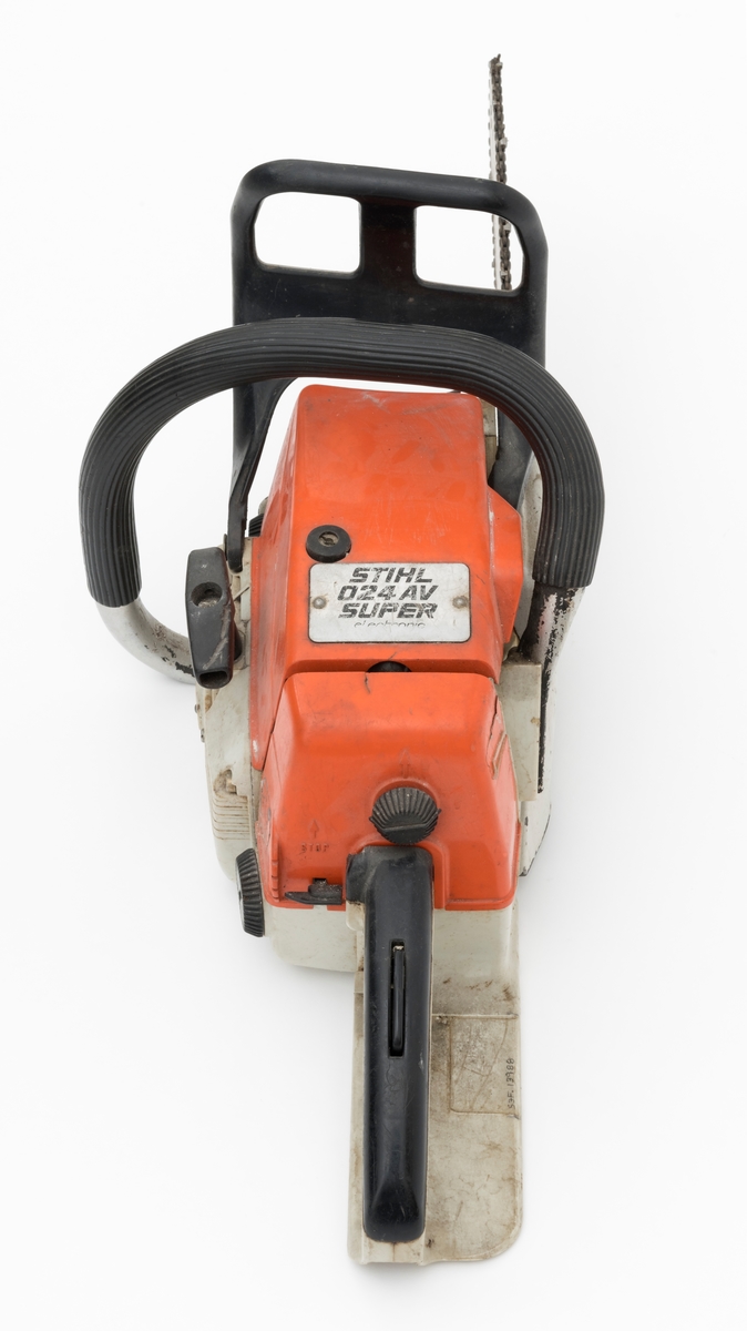 Motorsag av typen Stihl 024 AV (super) beregnet for en person, enmannssag, med påmontert sverd og sagkjede. For registrator ser saga ut til å være komplett.  Stramming av sagkjedet skjer på denne sagmodellen rett inn fra siden på høyre sidedeksel. Sidedekselet på høyre side er  festet med 1 mutter.  Forgassersystemet (membranforgasseren) kan snus i ulike vinkler uten at det påvirker motorens gang. Dermed kan saga brukes til felling, kapping og kvisting uten at motoren stopper. Foran fremre håndtaksbøyle er det påmontert en svart vernebøyle/verneskjerm for venstre hånd. Kjedebremsen utløses når bøylen presses fremover og om saga gjør et uventet kast (tilbakeslag). Saga har også varme i håndtakene. 

Sags komponenter er i hovedsak utført i stål, aluminium og presstøpte metallegeringer. Det er også endel komponenter i plast og gummi.  Saga har stående sylinder med eksospotte, lydpotte, (lyddemper) i front. Påfylling for bensin på venstre side bak på sagkroppen, tanken er plassert bak motoren. Bensintanken og det bakre håndtaket i plast utgjør en enhet. Kjedeoljetanken gjenfinnes foran på motorkroppen med påfylling på venstre side. Fremre håndtaksbøyle, som omslutter sagkroppen, er innfestet under sagkroppen på venstre side. På høyre side er den skrudd fast til sagkroppen rett bak bak sidedekselet.  Bryter for varmen i håndtaket gjenfinnes mellom skruene for innfesting av bøylen i sagkroppen.  Bøylen er  polstret med et svart riflete gummibelegg. 
Bakre håndtak som er utformet som et pistolgrep har gasshendel og gassperre i montert i håndtaket. Håndtaket har også høyrehåndsvern. 
Saga er avvibrert med gummielementer som reduserer vibrasjonene fra sagkroppen og sagkjedet til håndtakene. 
Stoppknappen gjenfinnes rett ved siden av det bakre håndtaket. Knappen har tre funksjoner: stopp, choke og halvgass. Tilgang til forgasserens justeringsdyser fås på høyre side av luftfilterdekselet. 



Fra en medfølgede lapp til og andre kilder gjengis det her noen tekniske spesifikasjoner for saga: 
Motor: Totaktsmotor
Sylindervolum: 42 kubikkcentimeter.
Ytelse: 2,9 hestekrefter.
Vekt: 5,2 kg (med 32 cm sverd og kjede også oppgitt til 5,6 kg.)
Drivstofftank: 0,47 liter. 
Oljetank: 0,32 liter.

For en teknisk beskrivelse av saga se vedlagt fil under fanen "Referanser til filer".