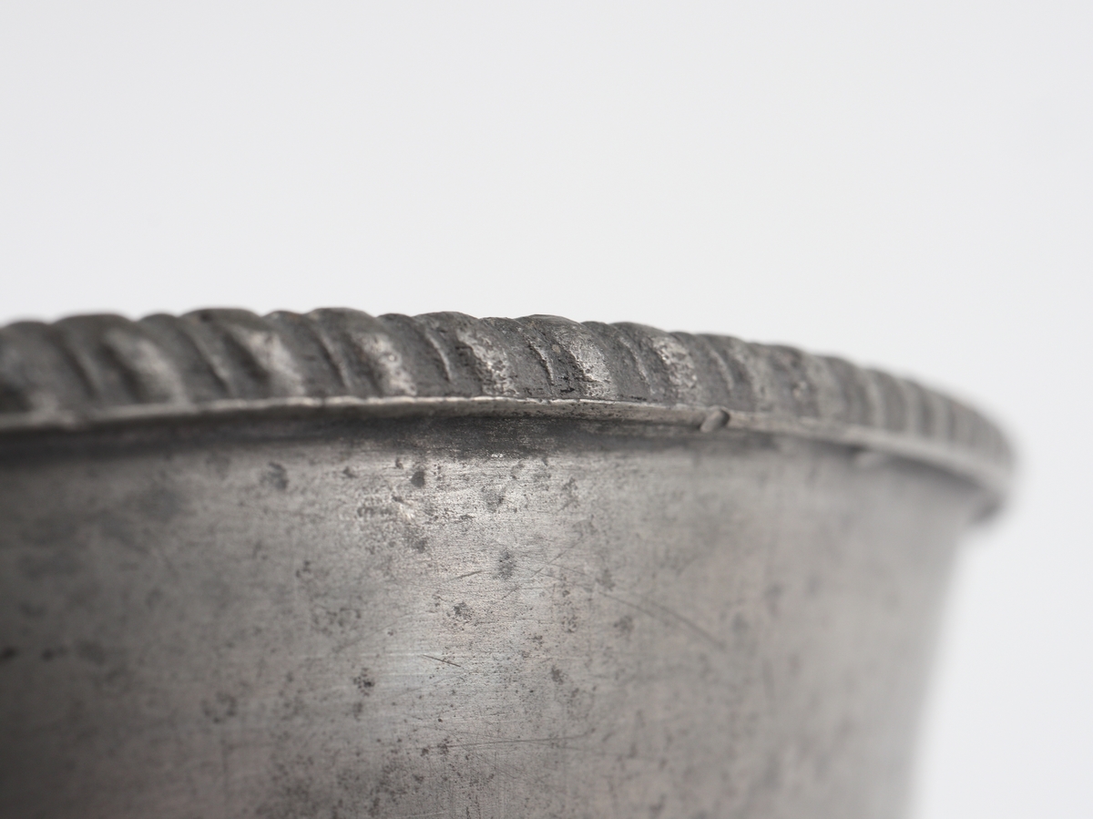 Nattvardskalkar (två st.) av tenn. 
Klockformade cuppor, dekorerade med repstavsdekor runt kanterna. Står på runda, profilerade fötter. 
Saknar stämplar.

Inskrivna i huvudbok 1929.