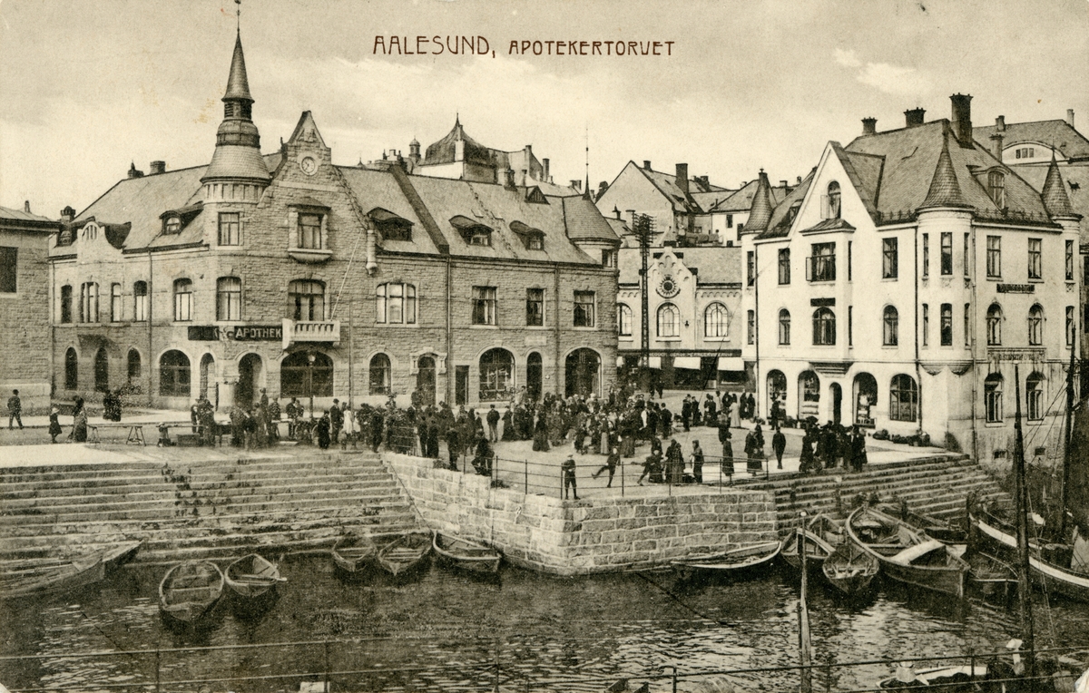 Motiv over Brusundet mot Apotekertorget. På torget er det ansamlet en større folkemengde.