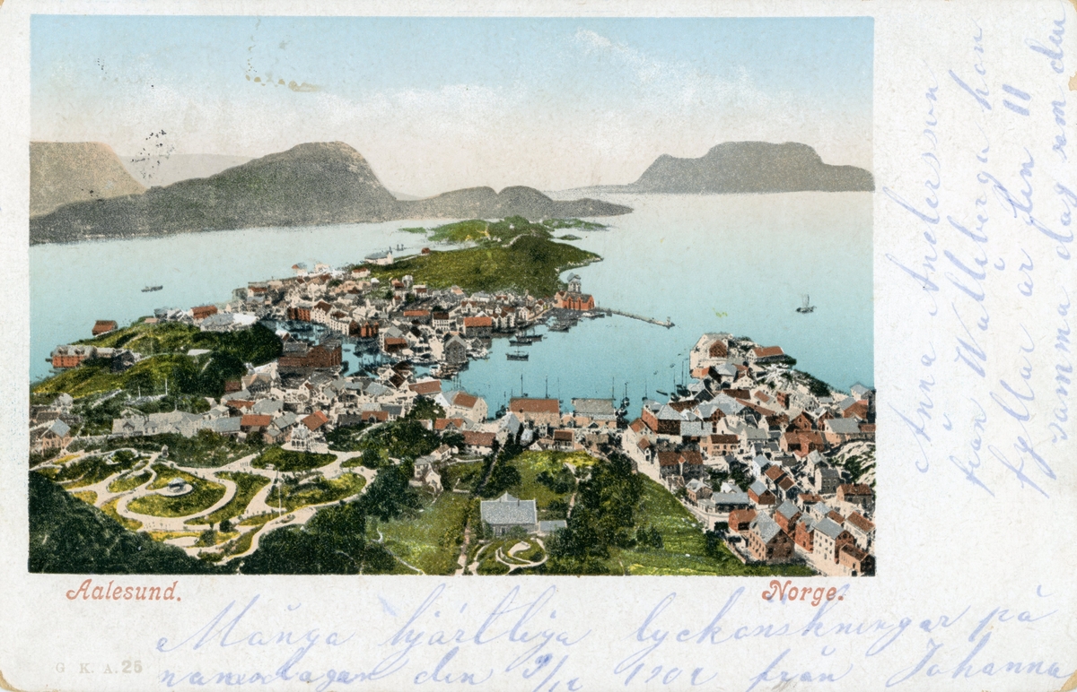Oversiktsbilde av Ålesund by og parken sett fra Aksla.