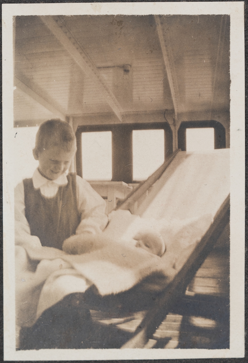 Gösta Grundberg och en bebis.
Bildtext: "De nyförlovade."